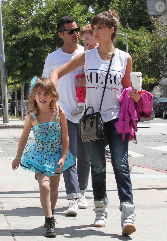 Une journée en famille ! Jessica Alba, son mari Cash Warren et leur fille Haven vont voir le spectacle de danse de Honor à Los Angeles, le 9 Juin 2013. La famille est ensuite allée au restaurant.