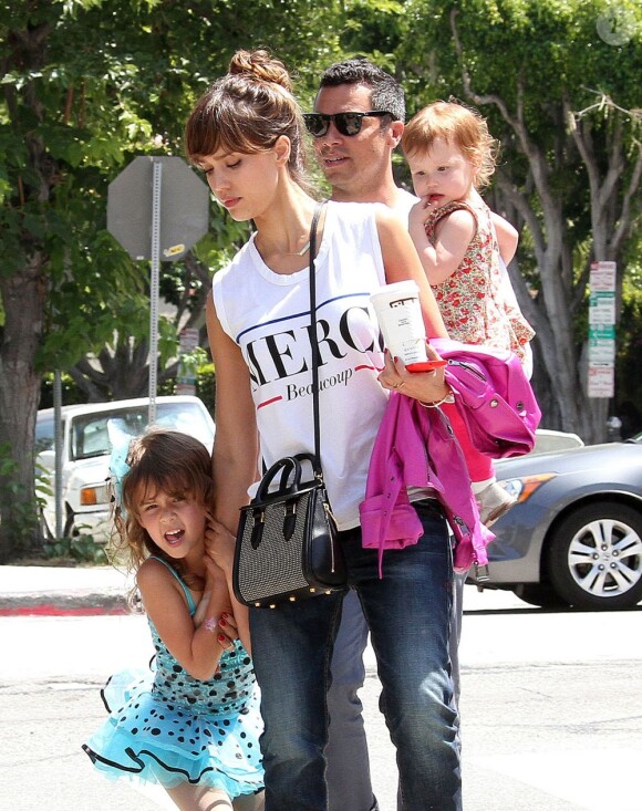 La comédienne lookée Jessica Alba, son mari Cash Warren et leur fille Haven vont voir le spectacle de danse de Honor à Los Angeles, le 9 Juin 2013. La famille est ensuite allée au restaurant.