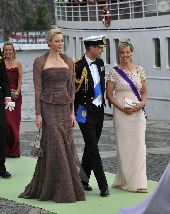La princesse Charlene de Monaco au côté d'Edward et Sophie de Wessex, embarquant pour Drottningholm et la réception du mariage de Madeleine de Suède, le 8 juin 2013