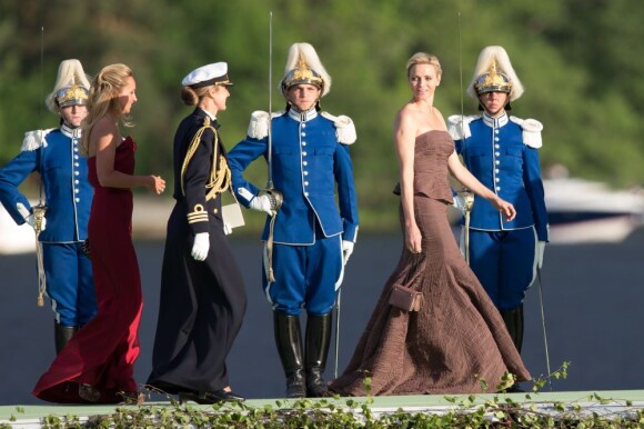 La princesse Charlene de Monaco arrivant à Drottningholm pour la réception du mariage de la princesse Madeleine de Suède et de Chris O'Neill le 8 juin 2013 au palais royal à Stockholm.