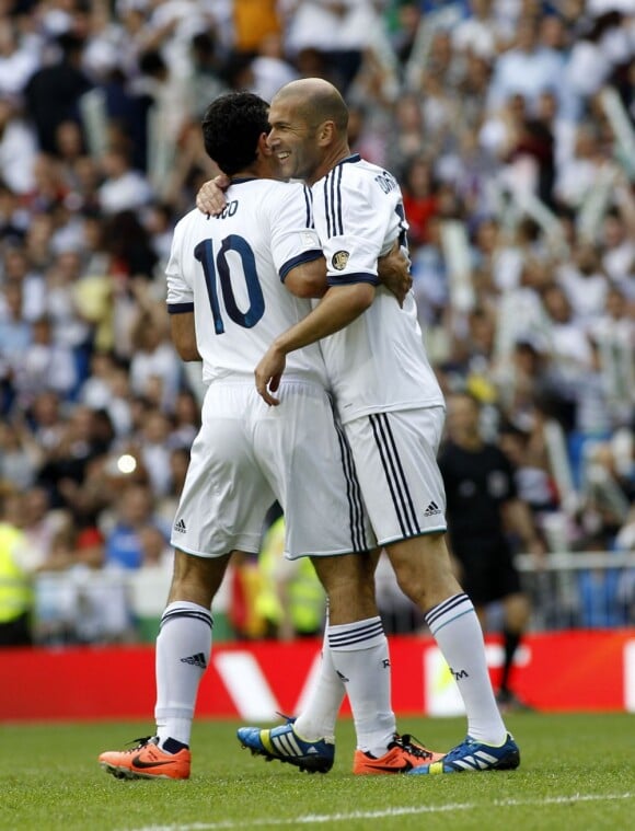 Luis Figo et Zinédine Zidane à Madrid le 9 juin 2013 pour un match caritiatif entre les anciennes gloires du Real Madrid et celles de la Juventus Turin.