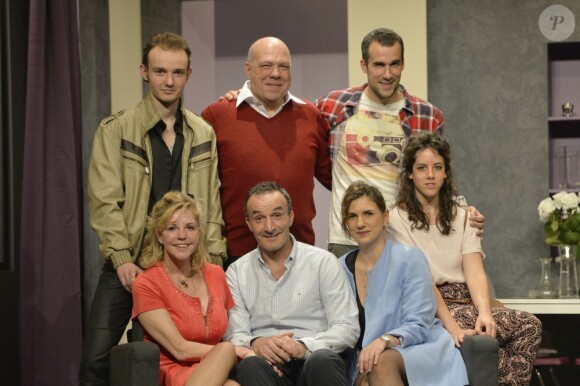 Fanny Guillot, Yvon Carpier, Simon Boinnard, Vannick Le Poulain, Pascal Sellem et Emmanuelle Galabru (fille de Michel Galabru) - Filage de la pièce "Faites comme chez Vous !!!" au Théâtre Daunou à Paris le 10 juin 2013.
