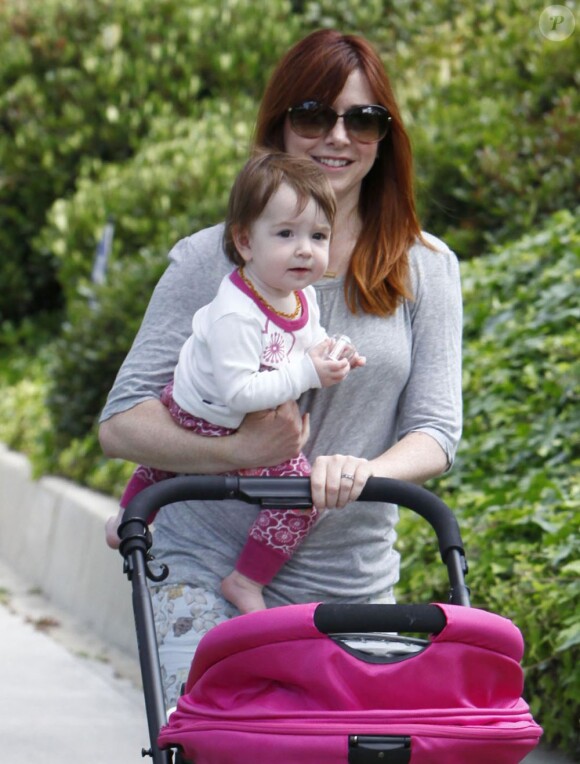 Alyson Hannigan et sa plus jeune fille Keeva à Brentwood, Los Angeles, le 10 juin 2013.