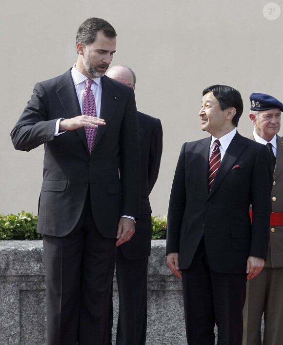 Le prince héritier Felipe d'Espagne accueillant le prince héritier Naruhito du Japon le 10 juin 2013 au palais du Pardo, à Madrid, en visite officielle du 10 au 15 juin pour le lancement de l'année duelle Espagne-Japon en l'honneur des 400 ans de relations diplomatiques entre les deux pays.