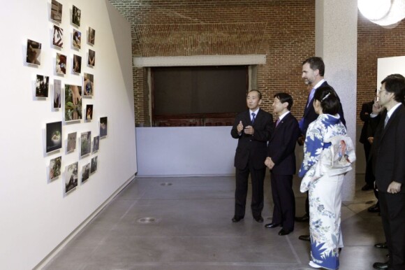 Le prince Felipe d'Espagne et le prince Naruhito du Japon inaugurant une exposition sur la reconstruction au Japon après le tsunami, le 11 juin 2013 dans un centre culturel de Madrid.
