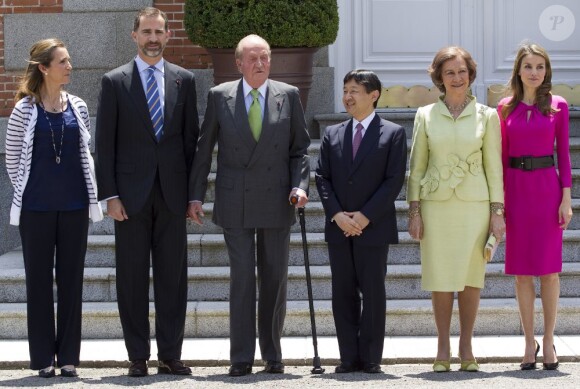 Déjeuner à la Zarzuela, offert par le roi Juan Carlos Ier entouré de la reine Sofia, du prince Felipe, de la princesse Letizia et de l'infante Elena, le 11 juin 2013 à Madrid en l'honneur du prince héritier Naruhito du Japon, en visite officielle du 10 au 15 juin à l'occasion de l'année Espagne-Japon pour les 400 ans de relations diplomatiques entre les deux pays.