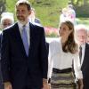 Letizia et Felipe d'Espagne avec le prince héritier Naruhito du Japon le 11 juin 2013 au Théâtr royal à Madrid, pour le concert de gala à l'occasion du lancement de l'année duelle Espagne-Japon en l'honneur des 400 ans de relations diplomatiques entre les deux pays.