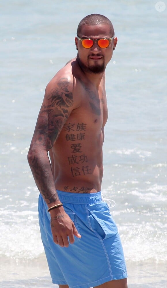 Le footballeur Kevin-Prince Boateng en vacances avec sa fiancée Melissa Satta à Ibiza le 10 juin 2013.