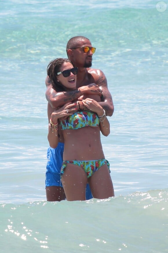 Le footballeur Kevin-Prince Boateng avec sa fiancée Melissa Satta à Ibiza le 10 juin 2013.