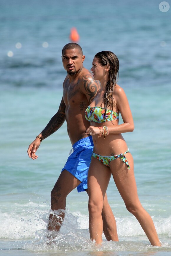Le footballeur Kevin-Prince Boateng et sa jolie fiancée Melissa Satta en vacances a Ibiza le 10 juin 2013.