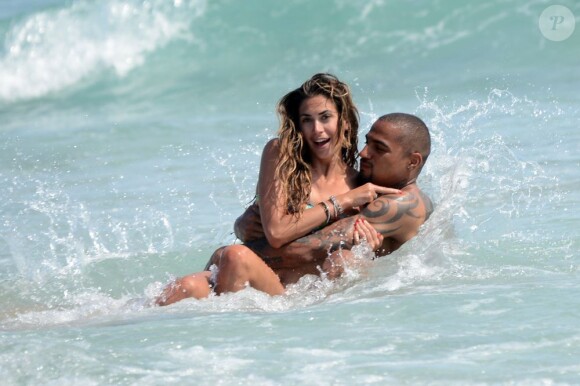 Le footballeur Kevin-Prince Boateng et sa jolie fiancée Melissa Satta en vacances a Ibiza le 10 juin 2013.