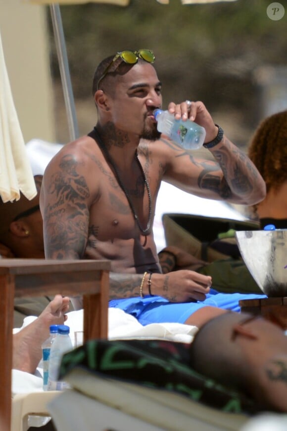 Le footballeur Kevin-Prince Boateng et sa jolie fiancée Melissa Satta en vacances a Ibiza le 10 juin 2013.