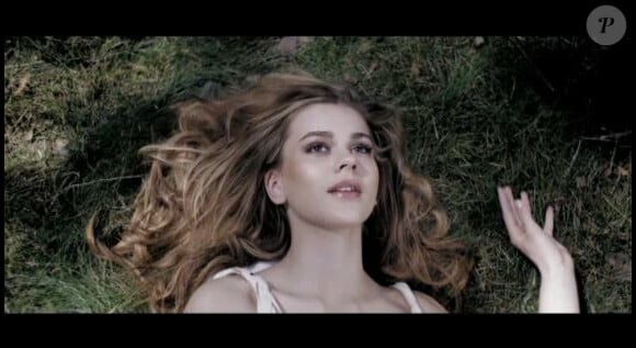 Emmelie de Forest dans le clip de son titre Only Teardrops.