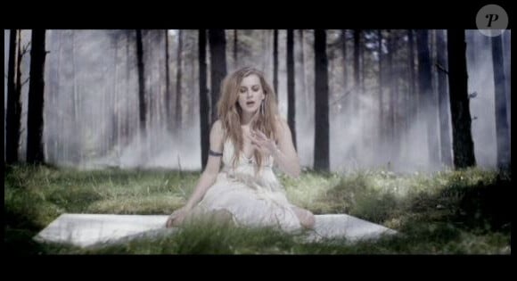La chanteuse Emmelie de Forest dans le clip de son titre Only Teardrops.