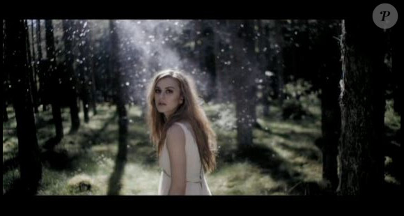 Emmelie de Forest, gagnante de l'Eurovision 2013, dans le clip de son titre Only Teardrops.