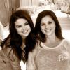 Selena Gomez pose avec sa maman, Mandy Teefey, enceinte d'un nouvel enfant, le 12 mai 2013 à l'occasion de la fête des mères aux États-Unis.