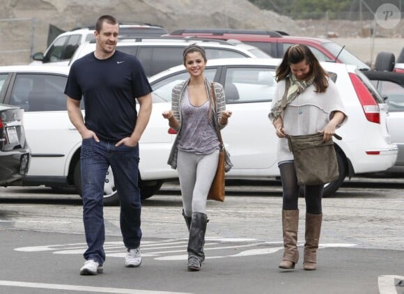 Selena Gomez entouré de ses parents divorcés, Mandy Teefey et Ricardo Gomez, au zoo de Los Angeles, le 24 septembre 2011.