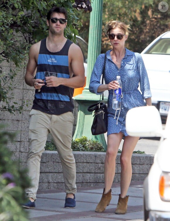 Emily VanCamp et Josh Bowman, amoureux et partenaires dans Revenge, vont au restaurant The Hollywood Cafe, à Hollywood, le 4 mai 2013.