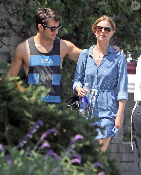 La jolie Emily VanCamp et Josh Bowman, amoureux et partenaires dans Revenge, vont au restaurant The Hollywood Cafe, à Hollywood, le 4 mai 2013.