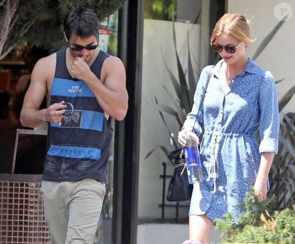 L'actrice Emily VanCamp et Josh Bowman, amoureux et partenaires dans Revenge, vont au restaurant The Hollywood Cafe, à Hollywood, le 4 mai 2013.