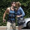 Emily VanCamp et Josh Bowman, amoureux, vont au restaurant The Hollywood Cafe, à Hollywood, le 4 mai 2013.