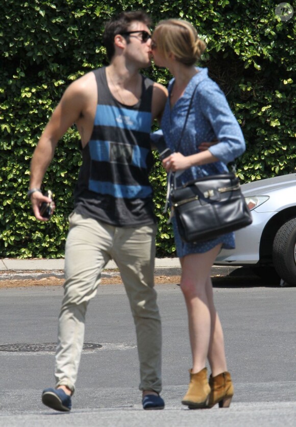 Emily VanCamp et Josh Bowman, amoureux, vont au restaurant The Hollywood Cafe, à Hollywood, le 4 mai 2013.