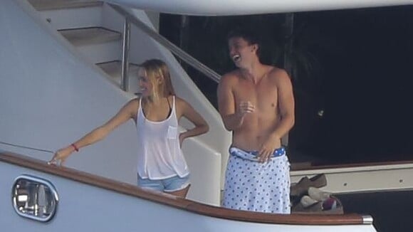 Patrick Schwarzenegger : Torse nu avec sa petite amie, il se jette à l'eau !