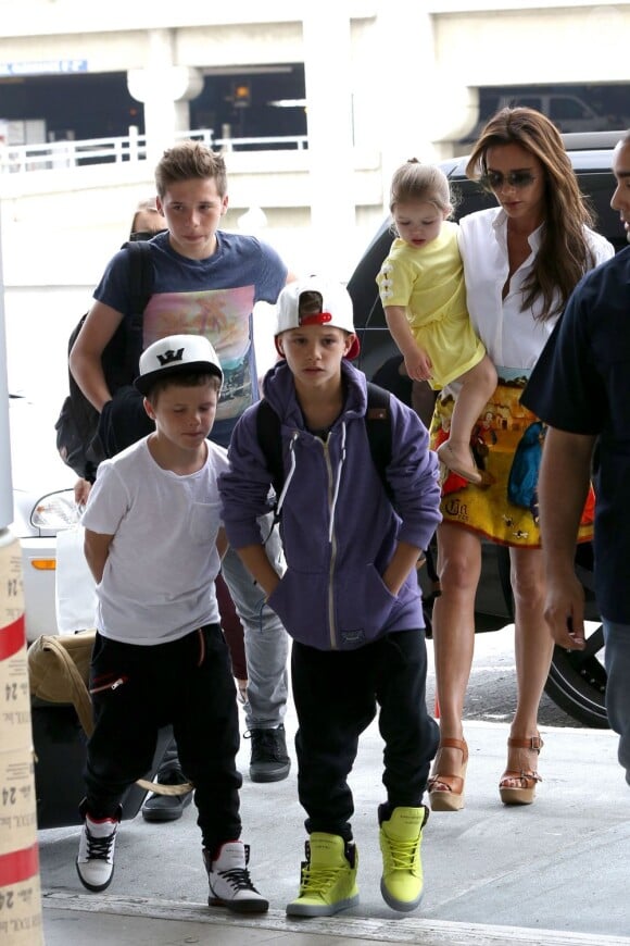 Victoria Beckham et ses enfants, Brooklyn, Romeo, Cruz et Harper à l'aéroport de Los Angeles le 1er juin 2013