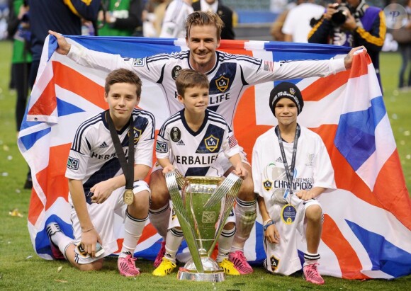 David Beckham entouré de ses fils Brooklyn, Cruz et Romeo lors de la finale victorieuse du championnat de MLS au Home Depot Center de Los Angeles le 1er décembre 2012
