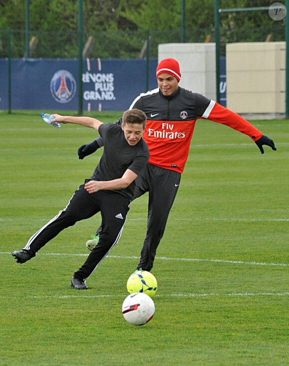 Brooklyn Beckham lors d'une petite partie de foot avec Thiago Silva, capitaine du PSG au Camp des Loges à Saint-Germain-en-Laye le 19 avril 2013