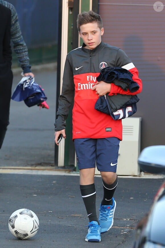 Brooklyn Beckham quittant le centre d'entraînement du PSG au Camp-des-Loges à Saint-Germain-en-Laye le 19 février 2013