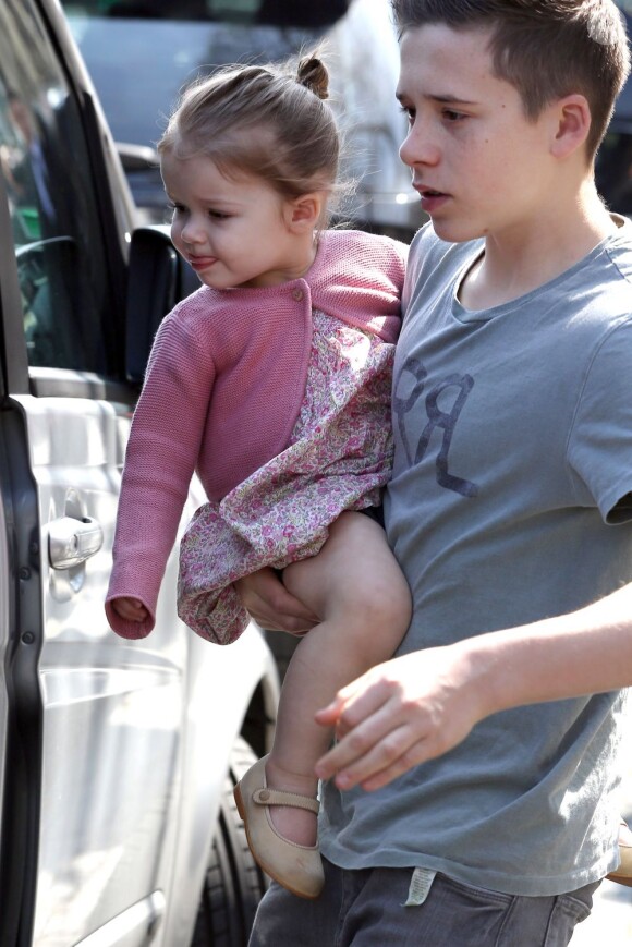 Brooklyn Beckham et sa petite soeur Harper à Paris le 21 avril 2013