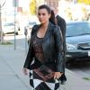 Kim Kardashian, stylée dans un perfecto Valentino et une maxi-robe Givenchy à Los Angeles. Le 27 avril 2013.