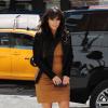 Kim Kardashian, enceinte, fait du shopping à New York, le 26 mars 2013. Elle porte une veste et une robe en cuir moulante Kanye West avec des sandales Gucci.