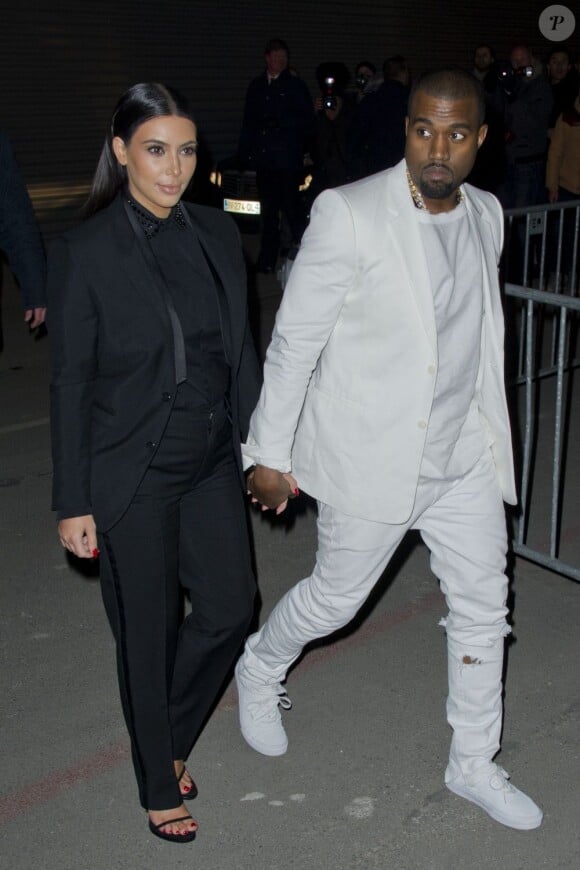 Kim Kardashian, enceinte et ultrachic en smoking Givenchy, arrive avec Kanye West au défilé Givenchy automne-hiver 2013. Paris, le 3 mars 2013.