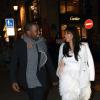 Kim Kardashian et Kanye West font du shopping à Paris, le 25 janvier 2013. Kim porte une robe Morgane Le Fay avec un blazer blanc porté à l'italienne et des souliers Céline.