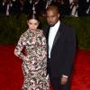 Kim Kardashian et Kanye West, tous deux en Givenchy par Riccardo Tisci lors du MET Gala à New York. Le 6 mai 2013.