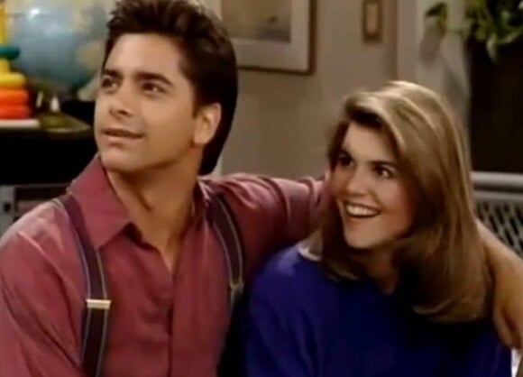 John Stamos et Lori Louhglin, alias Oncle Jessie et Tante Beckie dans la série La Fête à la Maison, diffusée de 1987 à 1995.