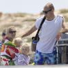 La star du Bayern de Munich Arjen Robben profite de ses vacances sur l'île de Formentera le 17 juin 2013 avec sa femme Bernadien et leurs enfants Luka, Lynn et Kai