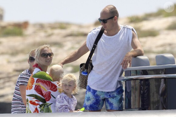 La star du Bayern de Munich Arjen Robben profite de ses vacances sur l'île de Formentera le 17 juin 2013 avec sa femme Bernadien et leurs enfants Luka, Lynn et Kai