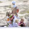 La star du Bayern de Munich Arjen Robben couve des yeux sa femme Bernadien et leur fils Kai sur l'île de Formentera le 17 juin 2013
