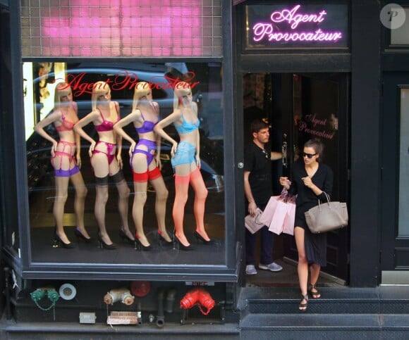 La sexy Irina Shayk fait du shopping dans une boutique de lingerie Agent Provocateur à New York le 17 juin 2013.