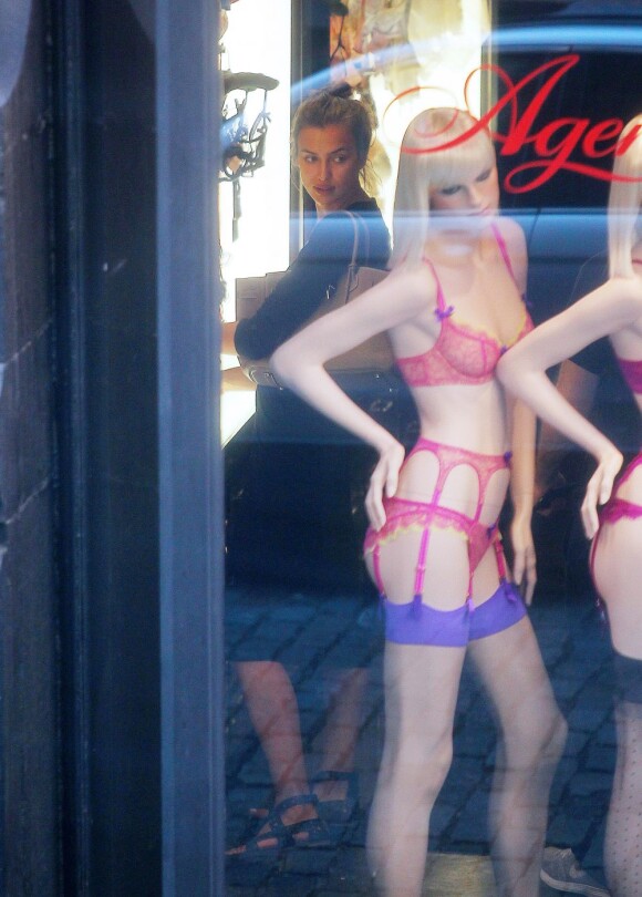 La belle Irina Shayk fait du shopping dans une boutique de lingerie Agent Provocateur à New York le 17 juin 2013.