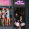 Irina Shayk fait du shopping dans une boutique de lingerie Agent Provocateur à New York le 17 juin 2013. Elle ressort avec de nombreux paquets.