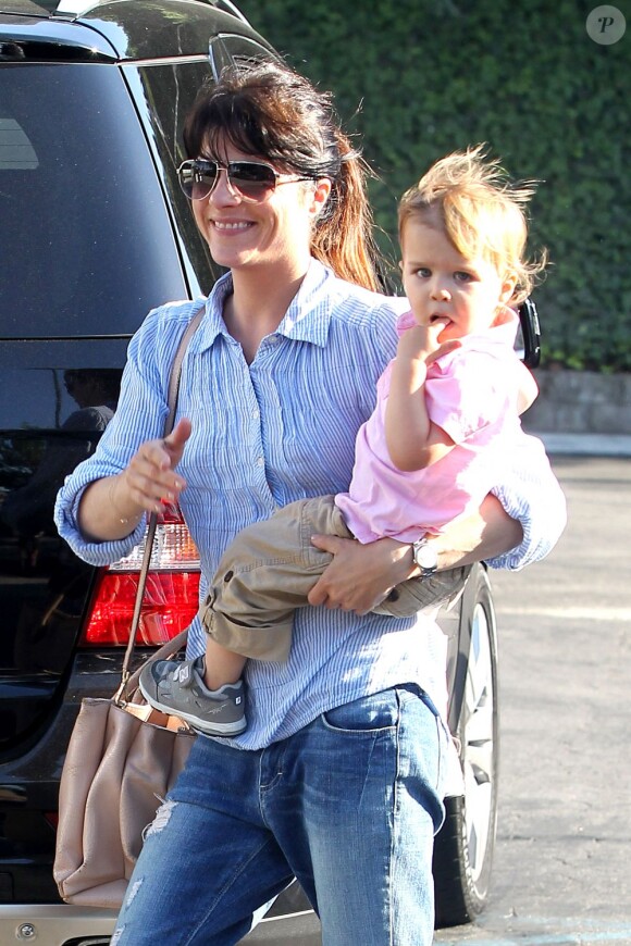 Virée de la série Anger Management, Selma Blair se balade avec son fils Arthur (2 ans) à Los Angeles, le 17 juin 2013.