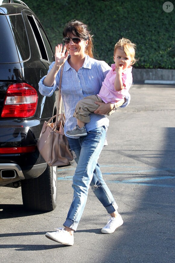 Ecartée de la série Anger Management, Selma Blair se balade avec son fils Arthur (2 ans) à Los Angeles, le 17 juin 2013.