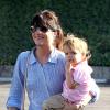 Tout juste virée de la série Anger Management, Selma Blair se balade avec son fils Arthur (2 ans) à Los Angeles, le 17 juin 2013.