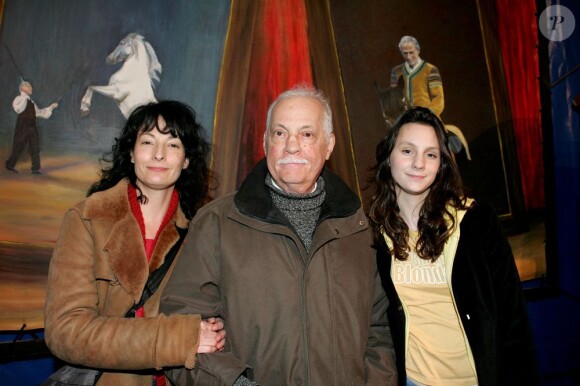 Michel Serrault avec sa fille Nathalie et sa petite-fille Gwendoline à Boulogne, le 1er février 2005.