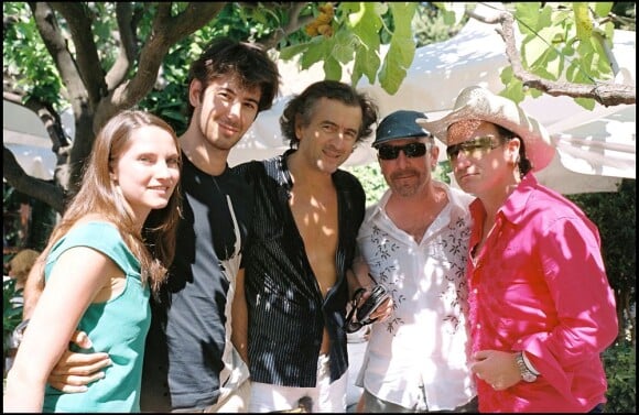 Exclu - Bernard-Henri Lévy, son fils Antonin et sa compagne, Bono et The Edge du groupe U2 à Saint-Paul de Vence, le 31 août 2005.