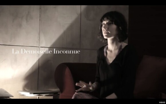 Des images de Soan et La Demoiselle Inconnue en studio pour chanter "Me laisse pas seul".